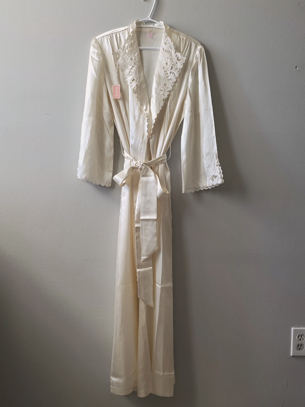 Brandnew Cream Pure Silk Handmade Lace-Trim Robe with Waist Tie